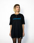 Inner Demon Techno T-Shirt oversized in schwarz für Raver, Frau von vorne fotografiert
